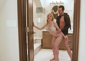 Má kế liên tục nhìn trộm con gái phang với anh yêu rồi sau đó…