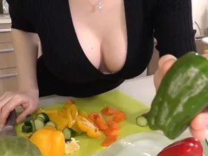 Một sinh viên đại học người Mỹ gốc Hoa đeo kính đang lướt Internet trên giường và được bạn trai ngoại quốc yêu cầu bú cặc và quan hệ với hậu môn gợi cảm của anh ta từ phía sau