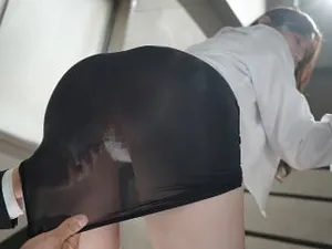 Cô bạn gái tới tuổi dậy được anh trai hướng dẫn thủ dâm