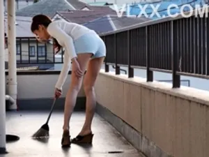 Bố gã chồng chăm sóc bạn gái của con trai khi ông xã vắng mặt 15 phút ~ minami kojima